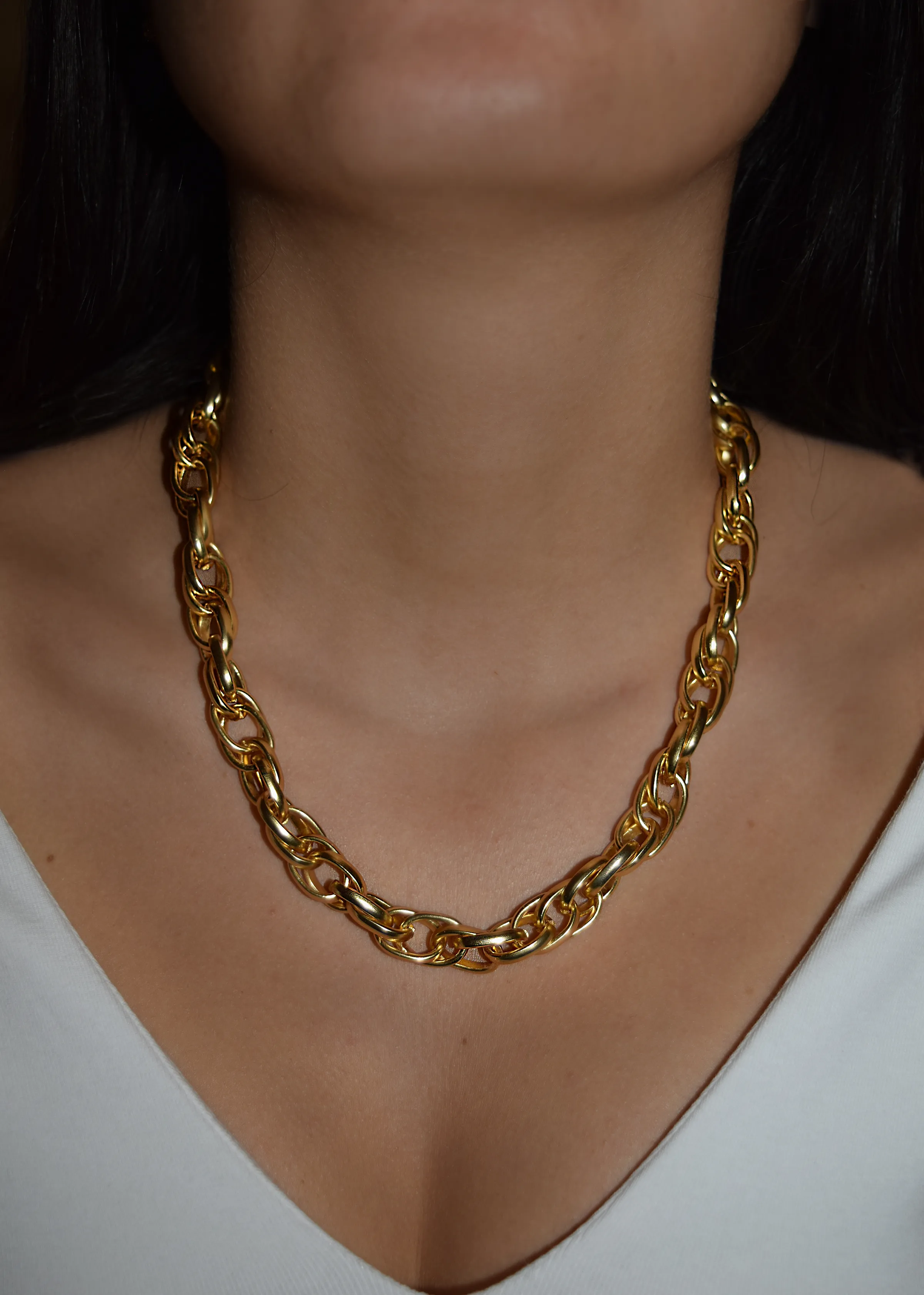 Intertwined link short necklace