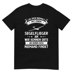 Leg Dich Niemals Mit Einem Segelflieger An Wir Kennen Orte An Denen Dich Niemand Findet - Unisex Basic Softstyle T-Shirt | Gildan