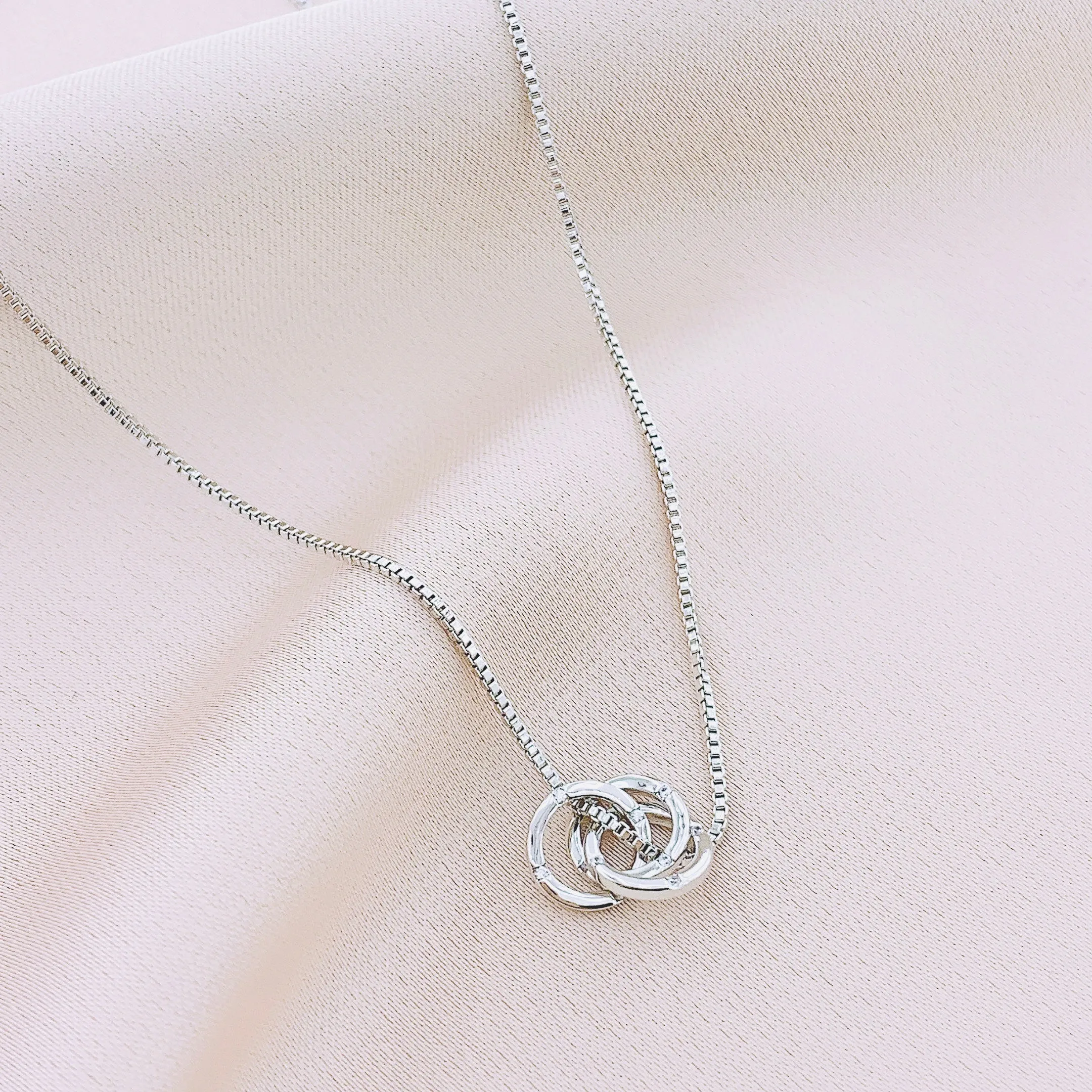 Women's Fashion Interlocked Pendant Necklace